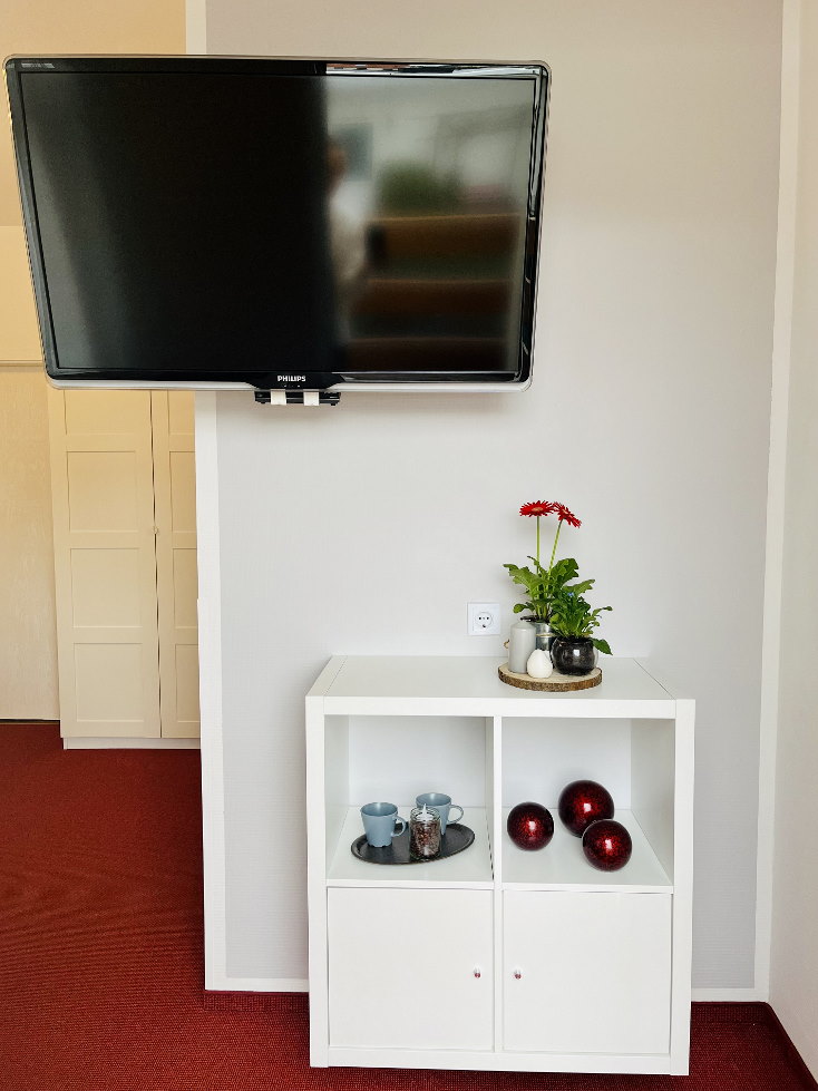 Fernseher und Tisch