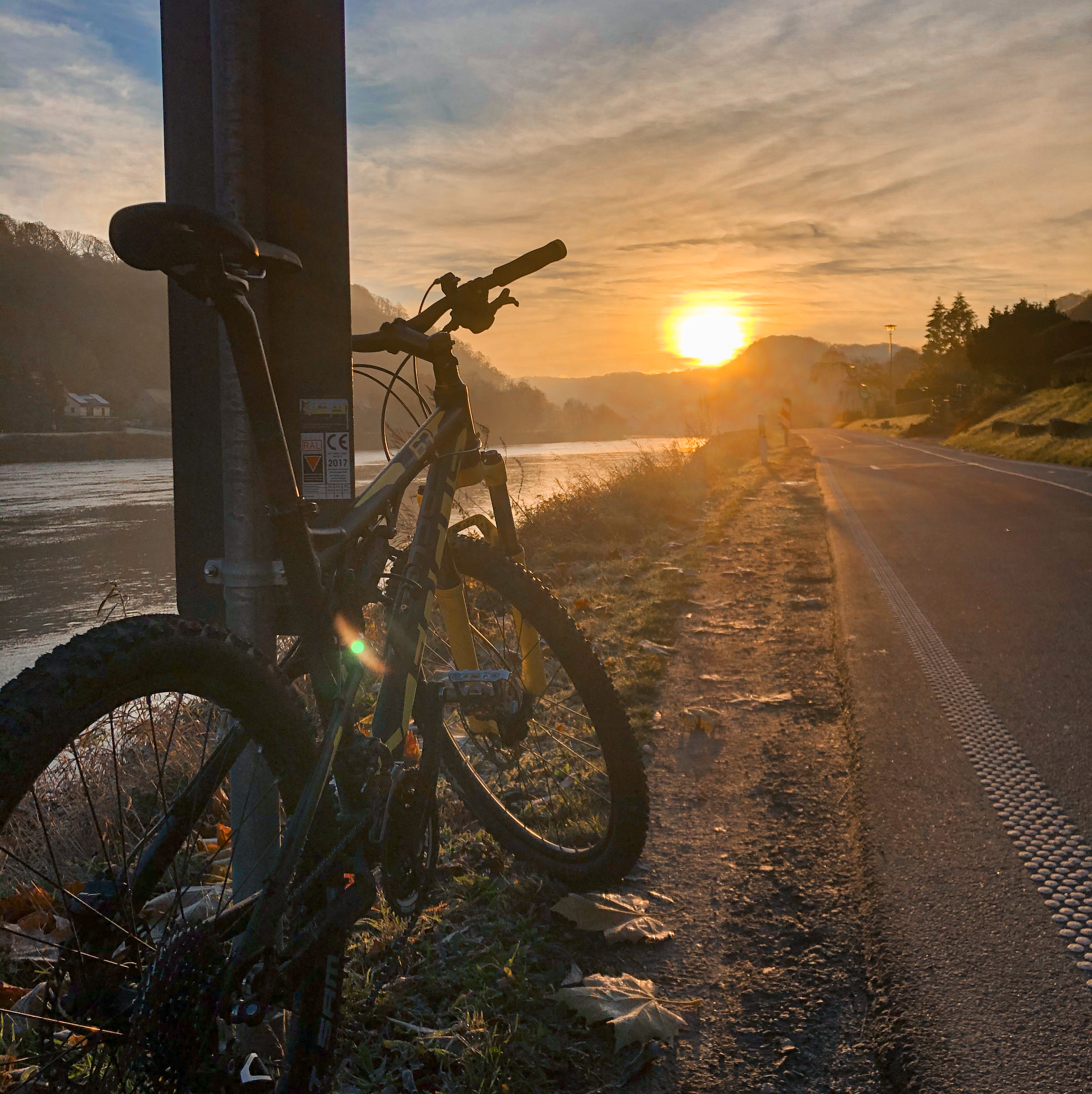 Fahrrad im Sonnenaufgang